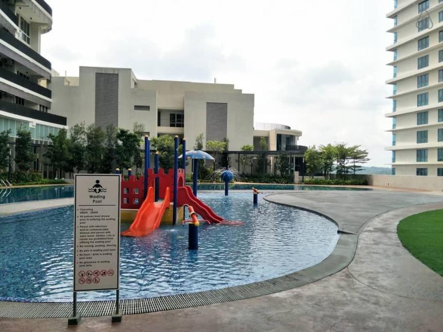 Ferienwohnung Cozy, High-Floor 2Br Apt Near Legoland Nusajaya  Exterior foto
